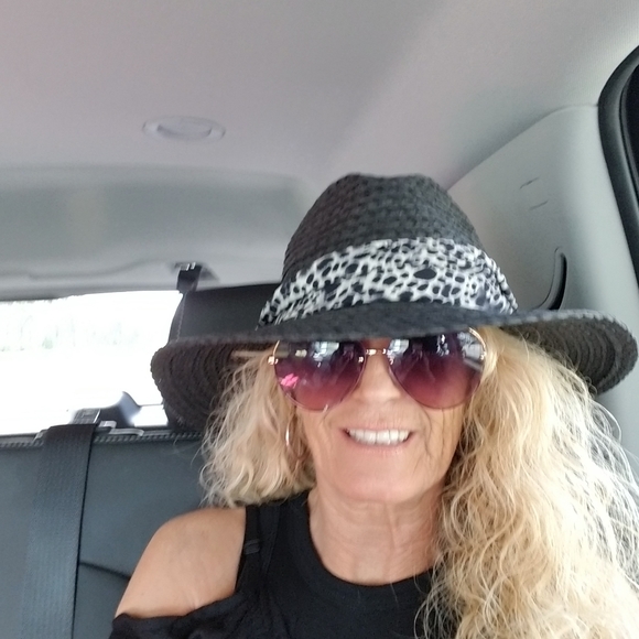 Meet your Posher, Deanna - Picture 3 of 5